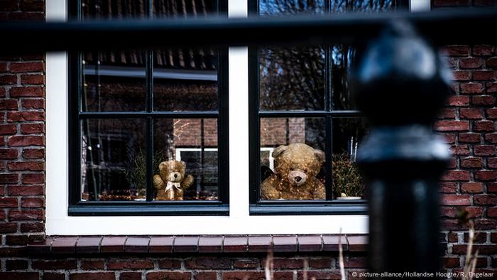 Zwei Teddybären hinter einem Fenster (picture-alliance/Hollandse Hoogte/R. Engelaar)