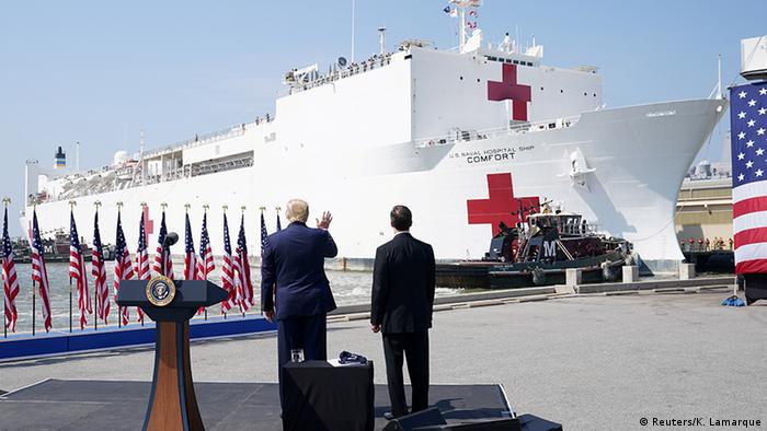 USA Donald Trump und Krankenhausschiff USNS Comfort