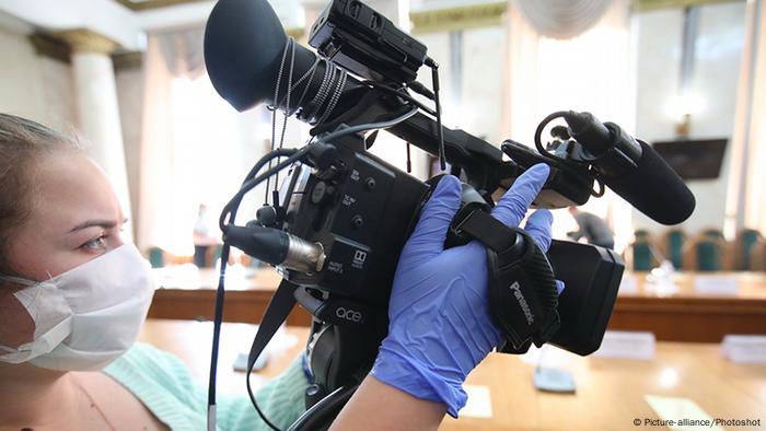 Ukraine Journalisten Schutzmasken