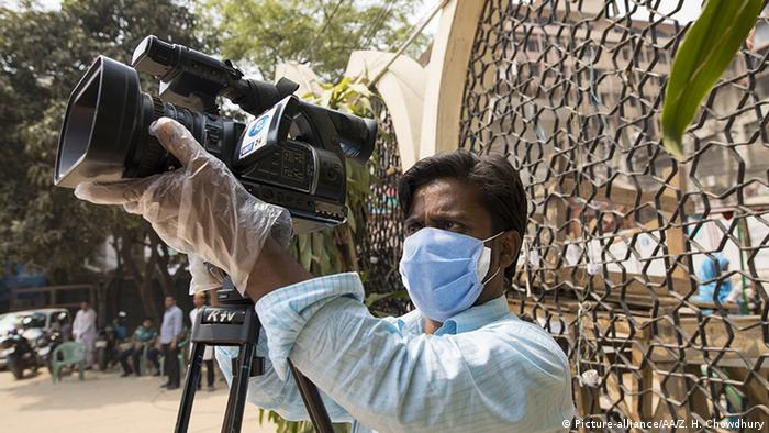Bangladesh Journalist mit Schutzmasken