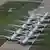 Aviões enfileirados em chão de aeroporto