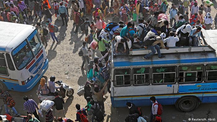 Indien Coronavirus Wanderarbeiter flüchten in ihre Heimatdörfer (Reuters/A. Abidi)