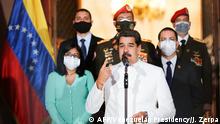 Handout picture released by the Venezuelan Presidency showing Venezuelan President Nicolas Maduro (C) speaking during a televised message amid the coronavirus pandemic, at Miraflores Presidential Palace in Caracas, on March 30, 2020. - Maduro called on Russia to seek agreement with Saudi Arabia and the rest of the members of the Organization of Petroleum Exporting Countries (OPEC) for the recovery of crude oil prices. (Photo by Jhonn ZERPA / Venezuelan Presidency / AFP) / RESTRICTED TO EDITORIAL USE - MANDATORY CREDIT AFP PHOTO / VENEZUELA'S PRESIDENCY / JHONN ZERPA - NO MARKETING - NO ADVERTISING CAMPAIGNS - DISTRIBUTED AS A SERVICE TO CLIENTS