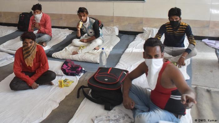 Gastarbeiter Migranten Delhi Indien Lockdown Camps (DW/S. Kumar)