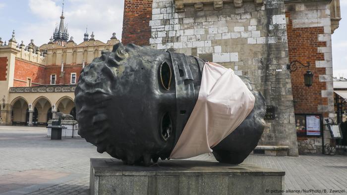 Corona Schutzmasken Statuen, Krakau (picture-alliance/NurPhoto/B. Zawrzel)
