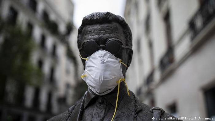Corona Schutzmasken Statuen, Madrid (picture-alliance/AP Photo/B. Armangue)