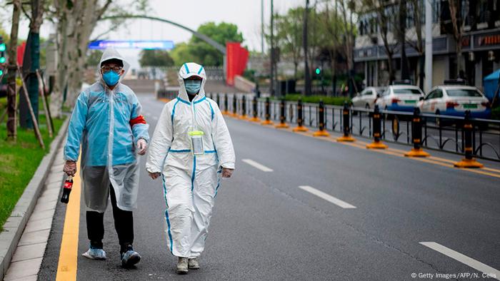 China Wuhan | Coronavirus | Paar in Schutzanzug