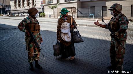 Südafrika Lockdown Ausgangssperre Obdachlose (AFP/M. Spatari)