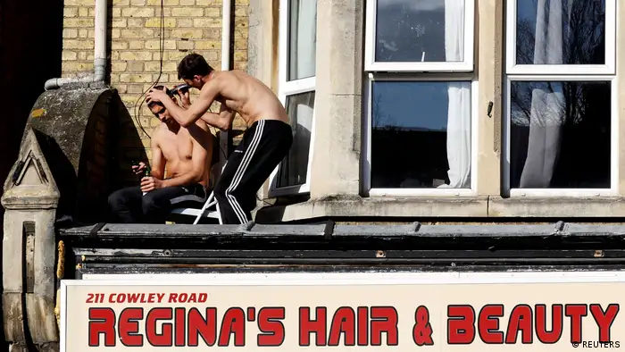 BdTD Oxford Hairdresser auf Vordach eines geschlossenen Friseuren-Salons (REUTERS)