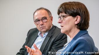 Η ηγεσία του SPD, Μπόργιανς και Έσκεν, εμπιστεύεται τον Σολτς