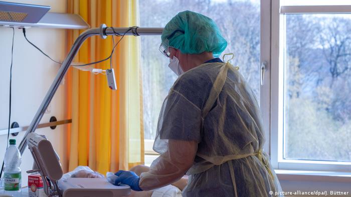 O asistentă medicală îngrijind pacienți la clinica din orașul german Schwerin