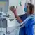 Enfermeira mexe em aparelhos em hospital em Schwerin, na Alemanha