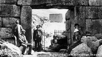 Οι αρχαιολόγοι Β.Ντέρπφελντ και Ερ.Σλήμαν (αριστερά) με κυρίες στην Πύλη των Λεόντων στις Μυκήνες