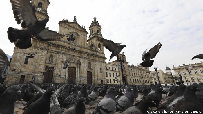 Kolumbien Tauben fliegen über einen leeren Bolivar-Platz in Bogota