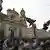 Kolumbien Tauben fliegen über einen leeren Bolivar-Platz in Bogota