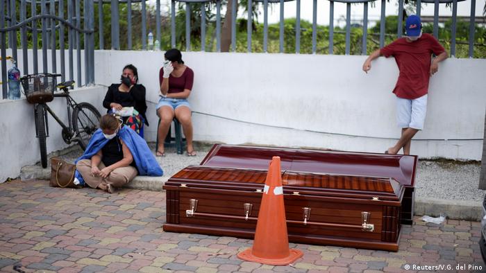 Coronavirus Ecuador Guayaquil Angehörige fordern Herausgabe von Toten vor Krankenhaus