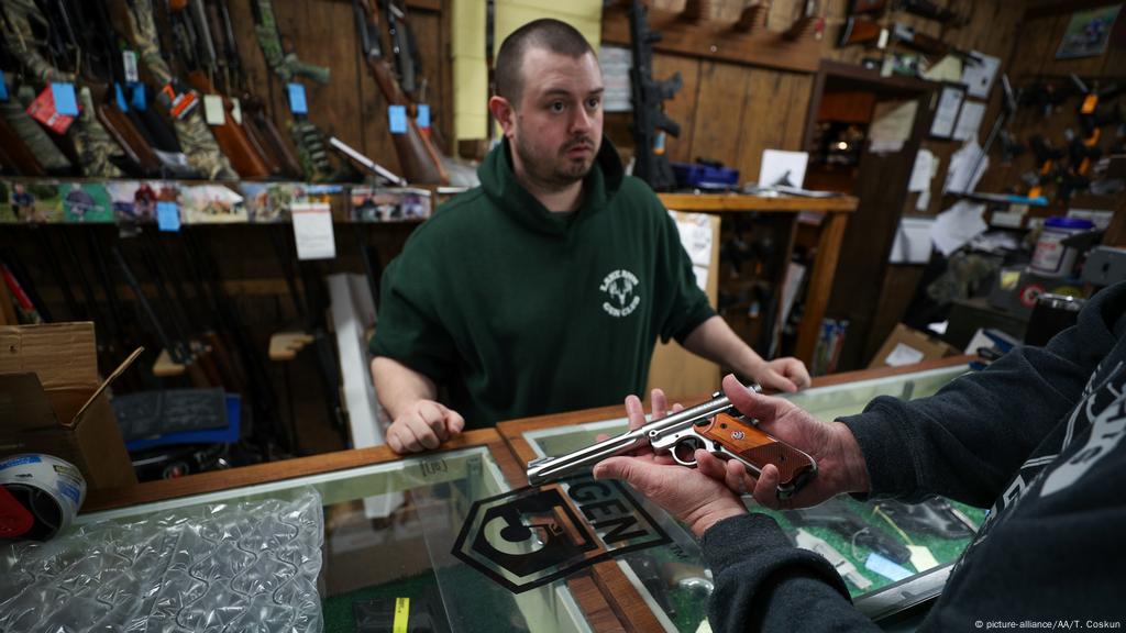 Americans Stock Up On Guns And Ammo Amid Coronavirus Pandemic Americas North And South American News Impacting On Europe Dw 03 04