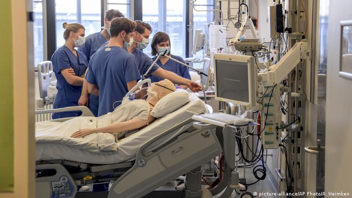 Deutschland Krankenhausärzte erhalten Anweisungen zu einem Beatmungsgerät am Universitätsspital Eppendorf in Hamburg (picture-alliance/AP Photo/A. Heimken)