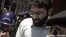 (FILES) In this file picture taken on March 29, 2002, Sheikh Omar, chief suspect in US journalist Daniel Pearl's abduction is surrounded by Pakistani police in the port city of Karachi. - A Pakistani court on April 2, 2020 overturned the death sentence for British-born militant Ahmed Omar Saeed Sheikh, who had been convicted over the 2002 killing of American journalist Daniel Pearl. (Photo by Aamir QURESHI / AFP)