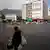 Homem anda na rua vazia na Cidade do Cabo, na África do Sul