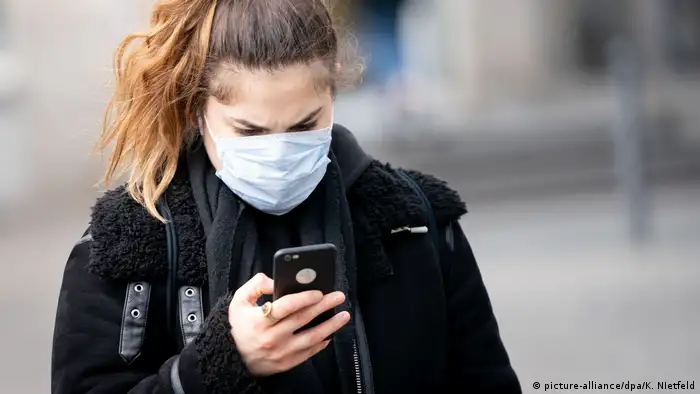 En Allemagne, certains passants portent des masques anti-coronavirus dans la rue