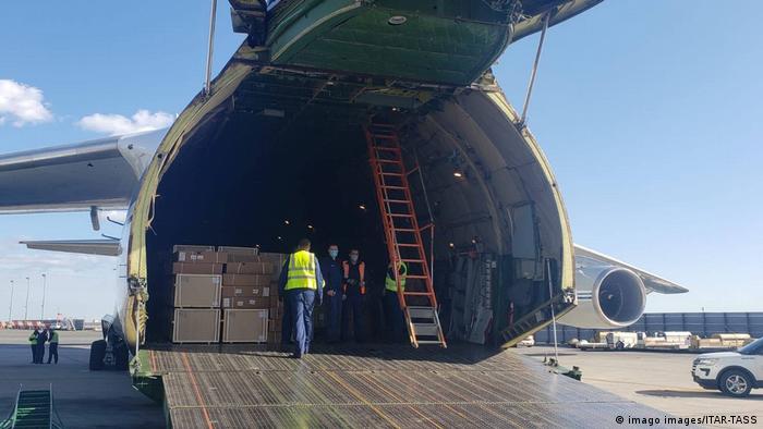 Коробки с аппаратами ИВЛ и другим оборудованием, необходимым для борьбы с коронавирусом, на борту российского самолета, готовящегося к вылету в США.