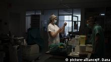 01.04.2020, Spanien, Badalona: Krankenpfleger bereiten in einer Intensivstation Medikamente für einen Covid-19-Patienten vor. Foto: Felipe Dana/AP/dpa +++ dpa-Bildfunk +++ |