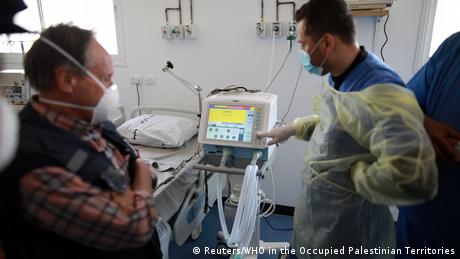 U nekim karantenskim smještajima dostupni su medicinski aparati, ali zdravstvena zaštita u Pojasu Gaze je pred kolapsom. Samo 63 respiratora i 78 kreveta za intenzivnu njegu na raspolaganju su za dva milijuna ljudi. Izrael je do sada opskrbio Pojas Gaze s 200 testova za koronavirus. Sve su glasniji pozivi Izraelu da olabavi blokadu.
