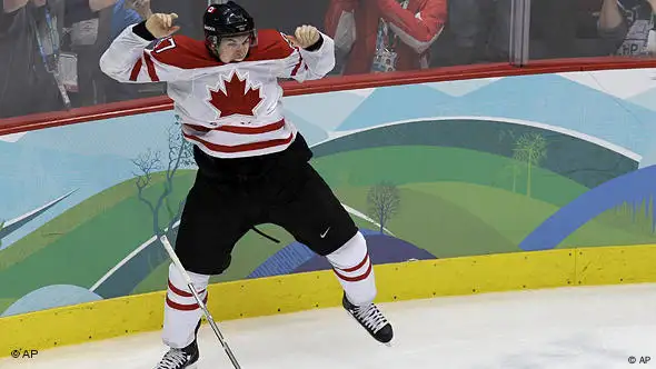 Der kanadische Eishockey-Nationalspieler Sidney Crosby beim Jubelsprung (Foto: AP)