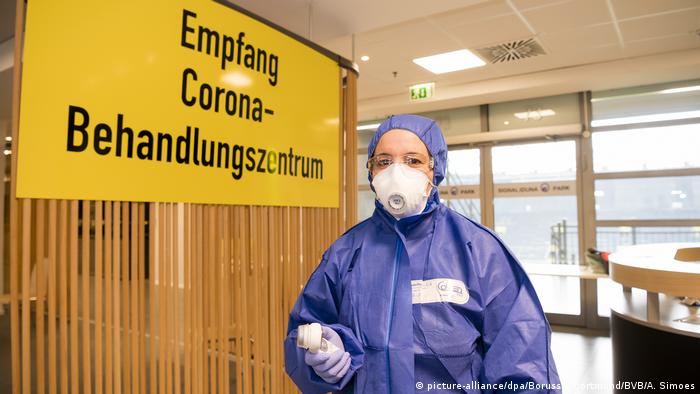 Deutschland Dortmund Corona Behandlungszentum im Signal-Iduna-Park 