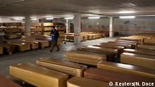 02.04.2020
A worker walks past coffins, most of them containing the bodies of COVID-19 victims, in the parking of a funeral parlour, during the coronavirus disease (COVID-19) outbreak, in Barcelona, Spain April 2, 2020. REUTERS/Nacho Doce