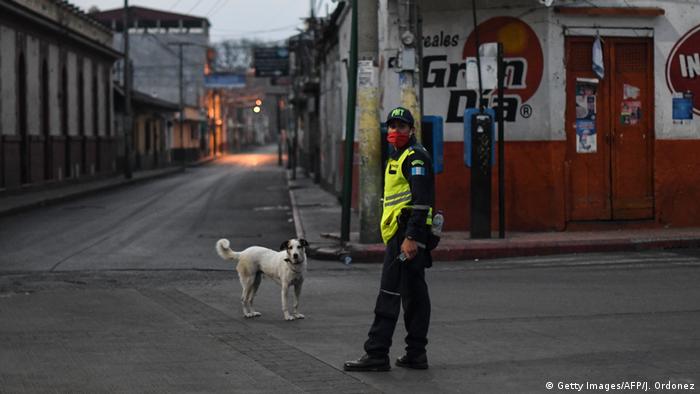 Guatemala Amatitlan Coronavirus Ausgangssperre Polizei (Getty Images/AFP/J. Ordonez)