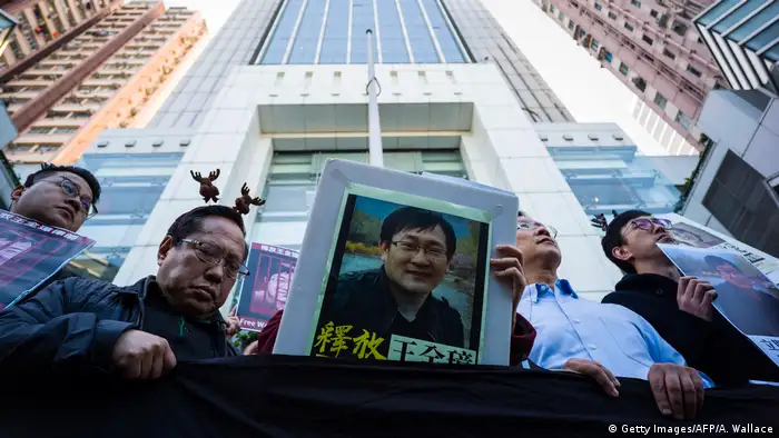Hongkong | Aktivisten mit Foto des Menschenrechtsanwalt Wang Quanzhang