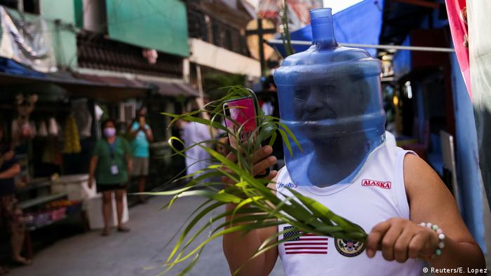 Philippinen Manila Mann mit Gesichtsschutz