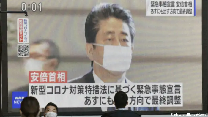 Japan Ministerpräsident Shinzo Abe auf Video-Leinwand