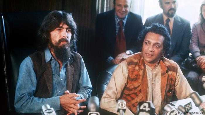 George Harrison und Sitar-Spieler Ravi Shankar 