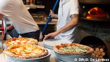 الإيطاليون والبيتزا: غرام مستمر حتى في زمن كورونا