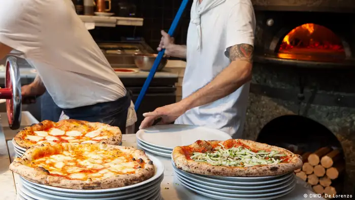 Neapel's Pizza-Restaurants verlagern Arbeit nach Hause