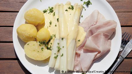 White asparagus on a plate