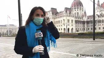 DW-Journalistin Fanny Facsar mit Mundschutz in Ungarn