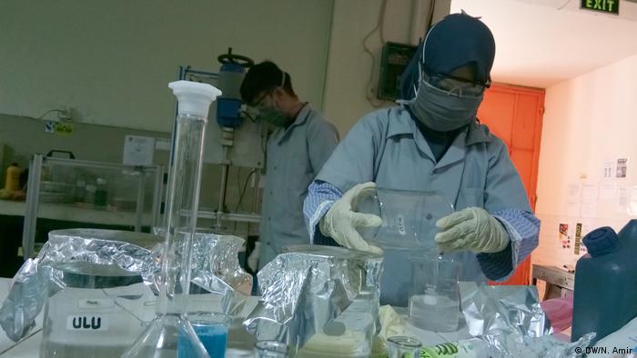Mahasiswa di laboratorium (DW/N. Amir)