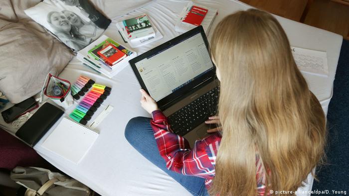 Učenica uči preko ekrana računala