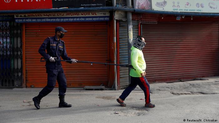 Polizei in aller Welt setzt Coronavirus-Sperren durch (Reuters/N. Chitrakar)