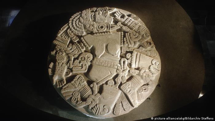 Relieve del Templo Mayor de Tenochtitlán que representa al dios Huitzilopochtli, quien decapita a su hermana, la diosa Coyolxahuqui, desmembrándola.