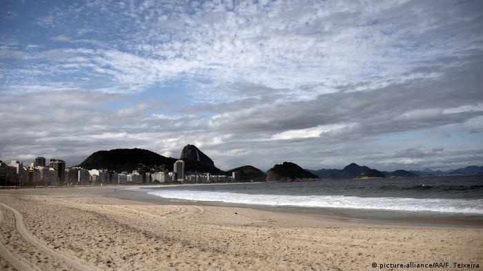 A empty Copacabana beach in Rio de Janeiro, Brazil - Lonely Places (picture-alliance/AA/F. Teixeira)