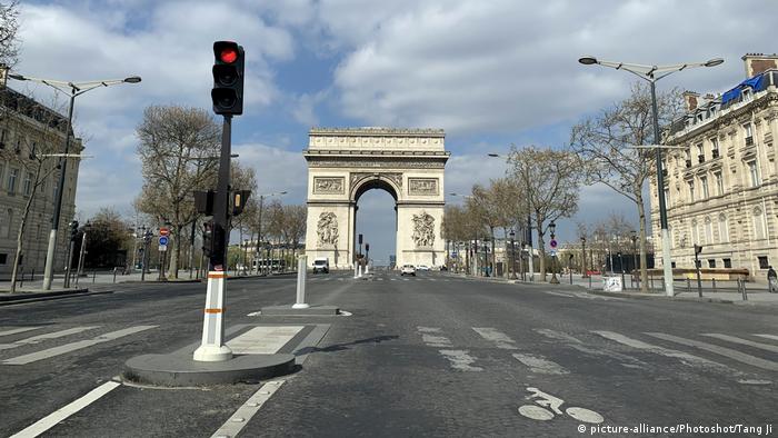 Empty Champs-Elysees boulevard in Paris - Lonely Places (picture-alliance/Photoshot/Tang Ji)