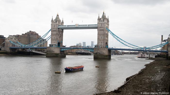 An empty and quiet river Thames and Tower Bridge in London -Lonely Places (picture-alliance/Photoshot)