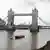Опустевшая Темза и Тауэрский мост в Лондоне