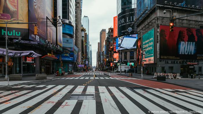 A deserted Times Square in New York, USA - Lonely Places (picture-alliance/dpa/Sputnik/T. Stolyarova)