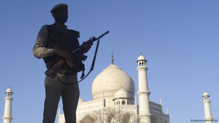 A soldier stands guard near the historic monument Taj Mahal - Lonely Places (picture-alliance/AA)